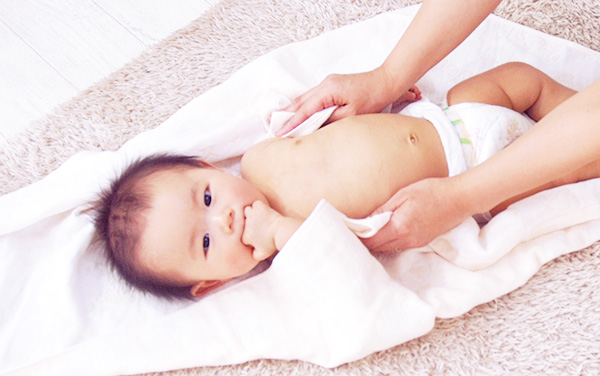 赤ちゃんの身体はこすらずに、バスタオルで少し水分が残るように、やさしく拭き取ります。